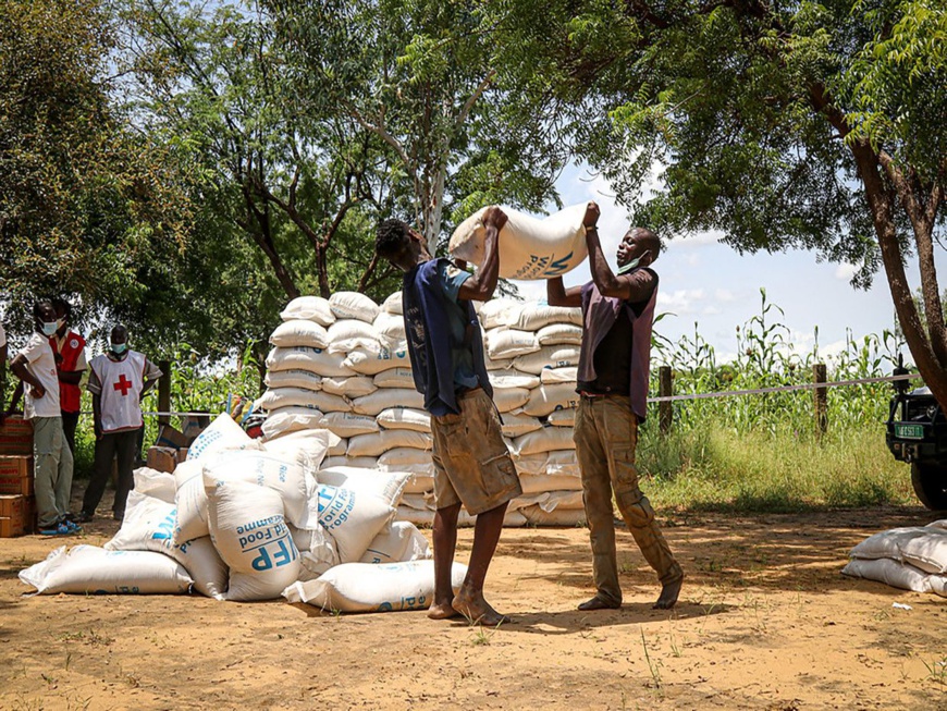 Septembre 2020, 9e Arrondissement de N'Djamena. Une séance de distribution de vivres aux sinistrés des inondations. Crédit photo : OCHA/Federica Gabellini Septembre 2020, 9e Arrondissement de N'Djamena. Une séance de distribution de vivres aux sinistrés des inondations. Crédit photo : OCHA/Federica Gabellini