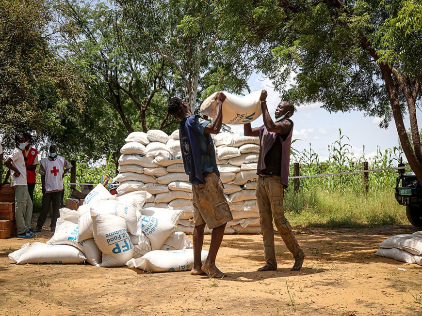 Septembre 2020, 9e Arrondissement de N'Djamena. Une séance de distribution de vivres aux sinistrés des inondations. Crédit photo : OCHA/Federica Gabellini