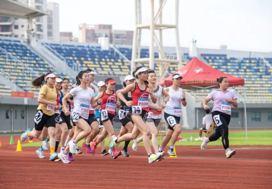 An event of the Public Athletic Fitness Qualification Competition organized by the Chinese Athletic Association is held in a stadium in Wuzhou, south China's Guangxi Zhuang autonomous region, July 2022. The event attracted nearly 300 track & field enthusiasts ranging from 14 years old to 53. Photo shows the women's 3,000-meter race of the event. (Photo by He Huawen/People's Daily Online)