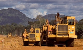 Des engins de Sogea Satom. Crédit photo : Sources Des engins de Sogea Satom. Crédit photo : Sources