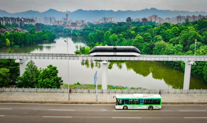 A "skyshuttle" and a new energy bus run in Bishan district, southwest China's Chongqing municipality, July 14, 2021. (Photo by Hu Yuejian/People's Daily Online) A "skyshuttle" and a new energy bus run in Bishan district, southwest China's Chongqing municipality, July 14, 2021. (Photo by Hu Yuejian/People's Daily Online)