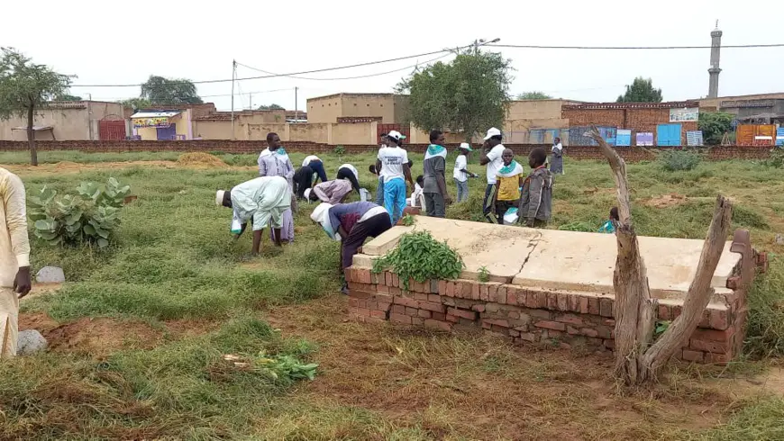 Tchad : les militants du RNDT Le Réveil nettoient un cimetière à Abéché