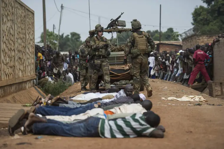 Des arrestations de musulmans à Bangui par la force Sangaris. Crédit photo : http://defense.blogs.lavoixdunord.fr