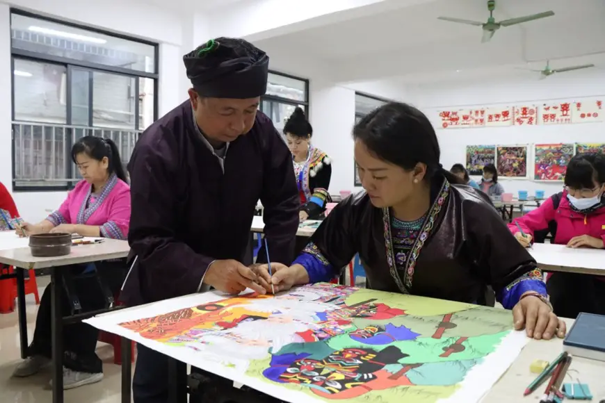 Village in Hunan province brings prosperity to farmers by developing featured painting industry