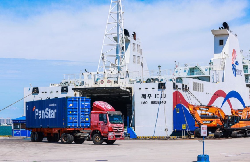 Containers are being unloaded from a South Korean vessel at a port in Rongcheng, east China's Shandong province, Aug. 24, 2022. (Photo by Li Xinjun/People's Daily Online)