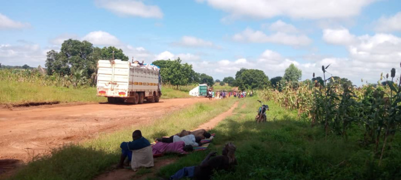 Tchad : la remorque d'un camion plein de marchandises tombe et bloque la route à Pala