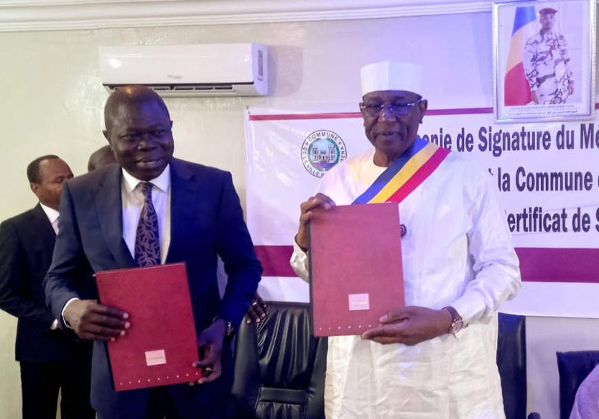 Le représentant du FAGACE au Tchad, Ngueto Tiraïna Yambaye, et le maire de la ville de N'Djamena, Ali Haroun. © Ahmad Youssouf Ali/Alwihda Info Le représentant du FAGACE au Tchad, Ngueto Tiraïna Yambaye, et le maire de la ville de N'Djamena, Ali Haroun. © Ahmad Youssouf Ali/Alwihda Info