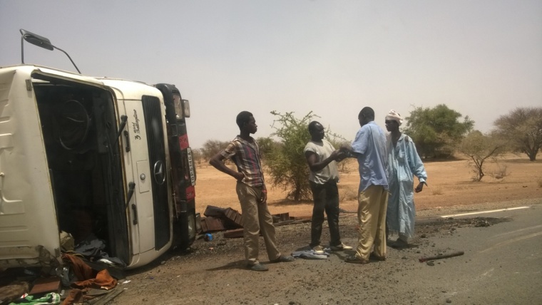 Un camion s'est renversé hier sur la route Abéché-Oum Hadjer. Le chauffeur est grièvement blessé tandis que le chef de bord à la main cassée. Photo : Alwihda Info/Sadam Ahmat