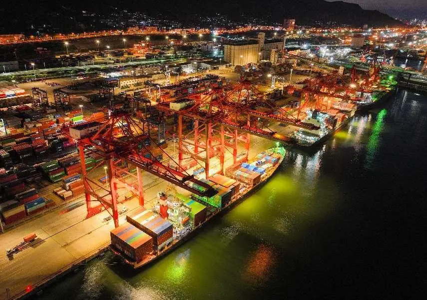 Containers are being loaded onto vessels at the Lianyungang Port, east China's Jiangsu province, Aug. 24, 2022. (Photo by Wang Jianmin/People's Daily Online)