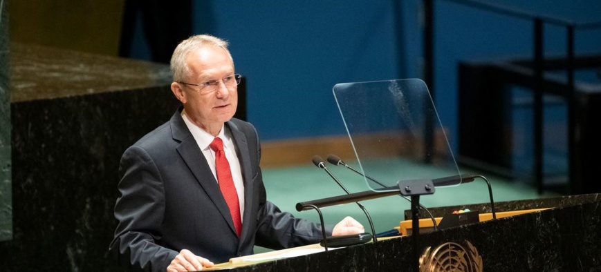 Photo ONU/Evan Schneider. Csaba Kőrösi, président de la 77e session de l'Assemblée générale des Nations Unies, s'adresse à la première réunion plénière de la session. Photo ONU/Evan Schneider. Csaba Kőrösi, président de la 77e session de l'Assemblée générale des Nations Unies, s'adresse à la première réunion plénière de la session.