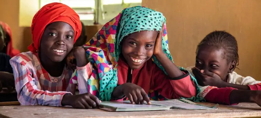 Des filles étudient ensemble à l'école au Sénégal. Photo  UNICEF_Vincent Tremeau