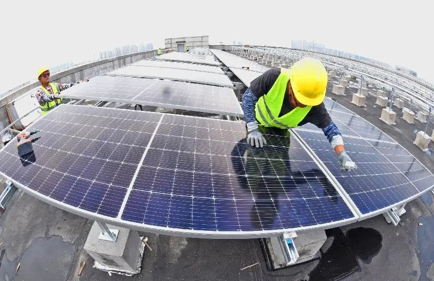 Photovoltaic panels are installed on the roof of a factory building in an industrial park in Lianyungang, east China's Jiangsu province, July 5, 2022. (Photo by Geng Yuhe/People's Daily Online)