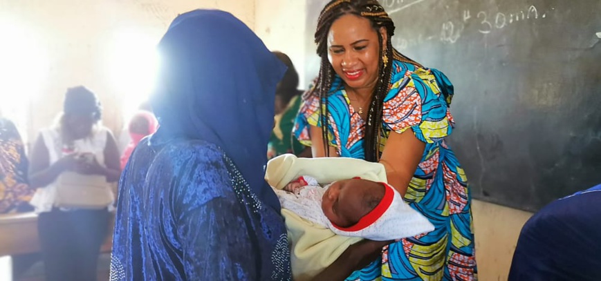 La bienfaitrice Dina Dambey porte secours aux femmes sinistrées du lycée de Walia, le 26 septembre 2022. © Aristide Djimalde/Alwihda Info