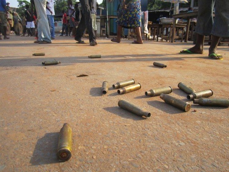 Des douilles d'armes automatiques éparpillés au sol lors d'une violente réplique de l'armée tchadienne à une embuscade des Anti-Balaka dans un marché. Crédit photo : Sources