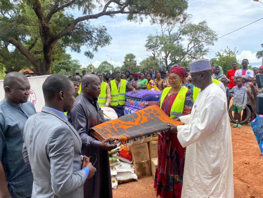 "Tchad Helping Hands" porte secours aux sinistrés d'inondations à Bébédjia "Tchad Helping Hands" porte secours aux sinistrés d'inondations à Bébédjia