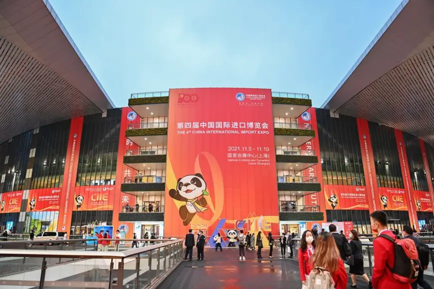 People visit the 4th China International Import Expo (CIIE) in east China's Shanghai, Nov. 5, 2021. [Xinhua/Li Xiang]