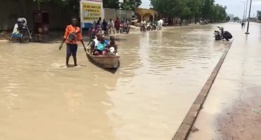 Des pirogues utilisées pour le transport urbain à N'Djamena, à la. suite des inondations en août 2022. Illustration © Mbaïnaissem Gédéon/Alwihda Info