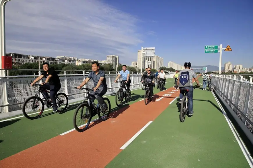 Beijing's first dedicated bike lane was opened to traffic in May, 2019. It stretches 6.5 kilometers from Huilongguan, a densely populated community in the capital's northern Changping district and Shangdi, where a large number of high-tech companies are located. (Photo by Liu Xianguo/People's Daily Online)