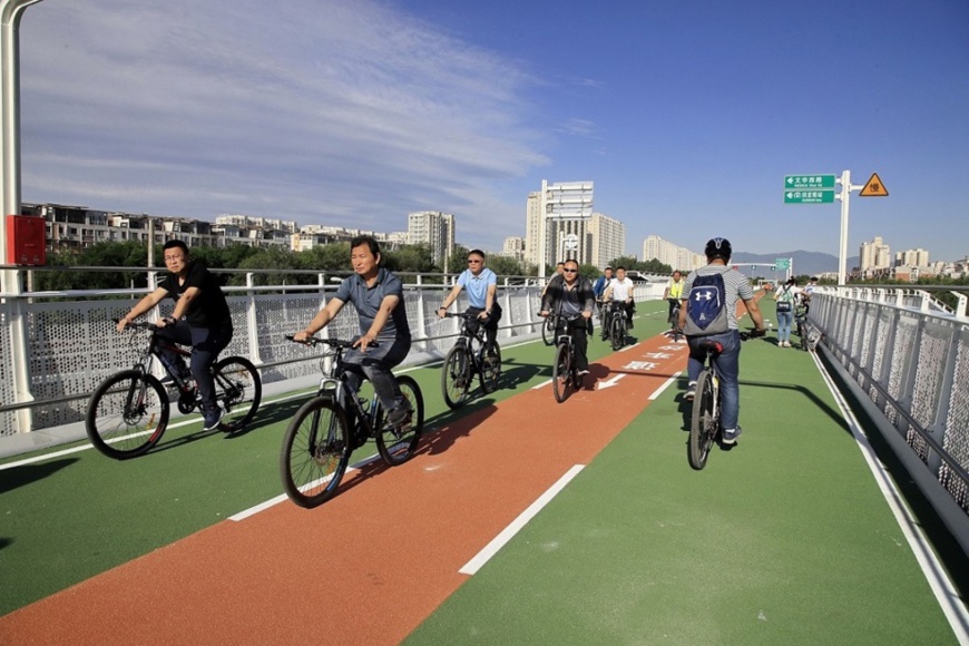 Beijing's first dedicated bike lane was opened to traffic in May, 2019. It stretches 6.5 kilometers from Huilongguan, a densely populated community in the capital's northern Changping district and Shangdi, where a large number of high-tech companies are located. (Photo by Liu Xianguo/People's Daily Online) Beijing's first dedicated bike lane was opened to traffic in May, 2019. It stretches 6.5 kilometers from Huilongguan, a densely populated community in the capital's northern Changping district and Shangdi, where a large number of high-tech companies are located. (Photo by Liu Xianguo/People's Daily Online)