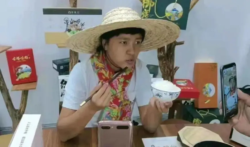 Chen Yujia sells rice on a livestream platform. (Photo from Mudanjiang Daily)
