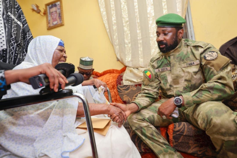 Mali : le président rend visite à la doyenne d’âge de Bamako et lui offre une assistance. © PR/M Mali : le président rend visite à la doyenne d’âge de Bamako et lui offre une assistance. © PR/M