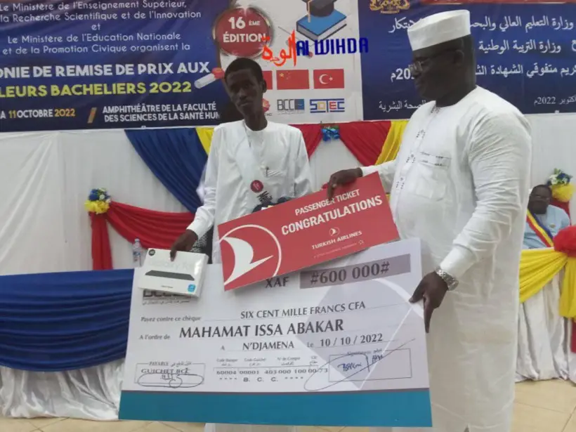 Tchad : Mahamat Issa Abakar, meilleur bachelier 2022 avec 16,89 de moyenne, reçoit le prix de l'excellence