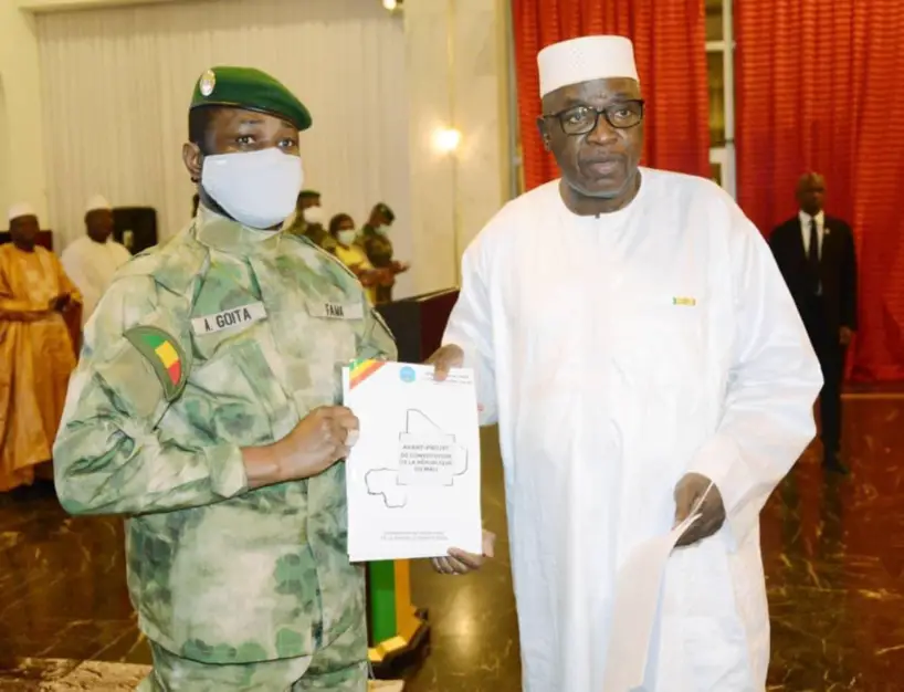 Mali : l’avant-projet de Constitution remis au colonel Assimi Goïta. © PR/M