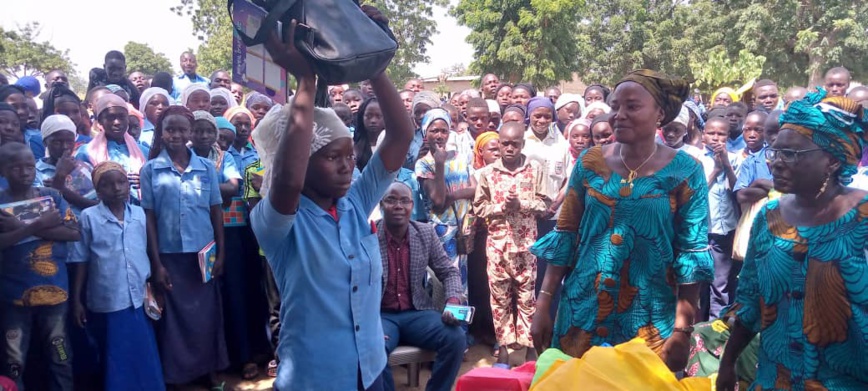 Tchad : 109 meilleures filles de la sous-préfecture de Torrock reçoivent des prix d’excellence Tchad : 109 meilleures filles de la sous-préfecture de Torrock reçoivent des prix d’excellence