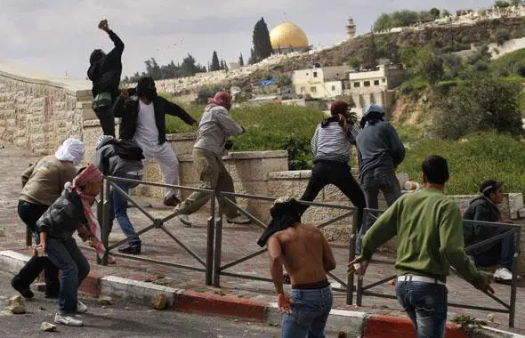 Des manifestants palestiniens lancent des pierres aux policiers israéliens à Jerusalem est, le 16 mars 2010. DAN BALILTY/AP/SIPA