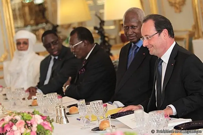 François Hollande avec plusieurs chefs d'Etat africains dont Idriss Déby. Crédit photo : Sources