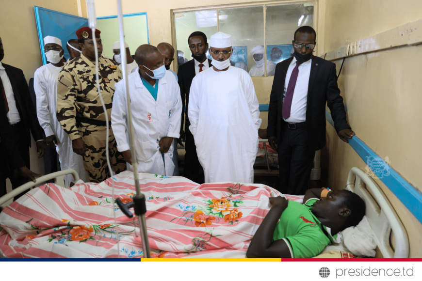 Tchad : au chevet des blessés des manifestations, le président condamne les "actes de vandalisme". © DGCOM/PR Tchad : au chevet des blessés des manifestations, le président condamne les "actes de vandalisme". © DGCOM/PR