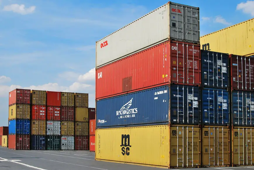 Des containers entassés dans un port. Image d'illustration © Pixabay