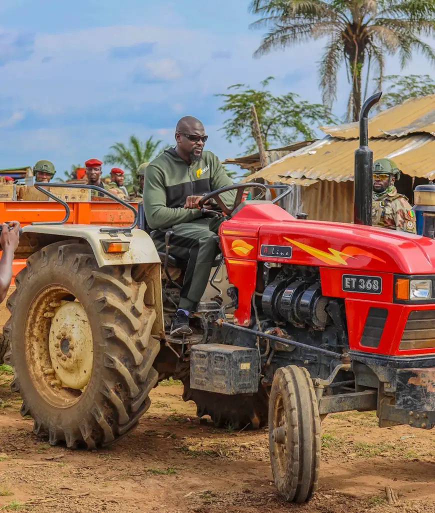 Guinée : le président supervise l'entretien de sa plantation de 59 hectares