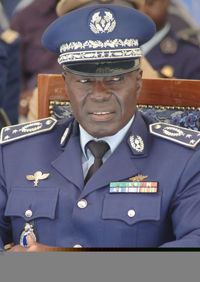 Lynchage médiatique du Général Abdoulaye Fall : Gardons-nous de hurler avec les loups! Lynchage médiatique du Général Abdoulaye Fall : Gardons-nous de hurler avec les loups!