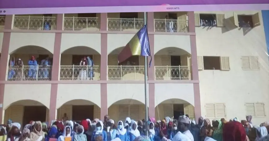 Tchad : un proviseur explique le sens du deuil national à ses élèves
