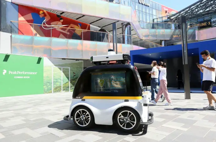 An intelligent robot vehicle patrols in Taikoo Li Sanlitun, a shopping center in Beijing, Aug. 27, 2022. People can press the button on the vehicle for help, and the vehicle is able to avoid obstacles automatically. (Photo by Luo Wei/People's Daily Online)