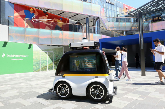 An intelligent robot vehicle patrols in Taikoo Li Sanlitun, a shopping center in Beijing, Aug. 27, 2022. People can press the button on the vehicle for help, and the vehicle is able to avoid obstacles automatically. (Photo by Luo Wei/People's Daily Online)