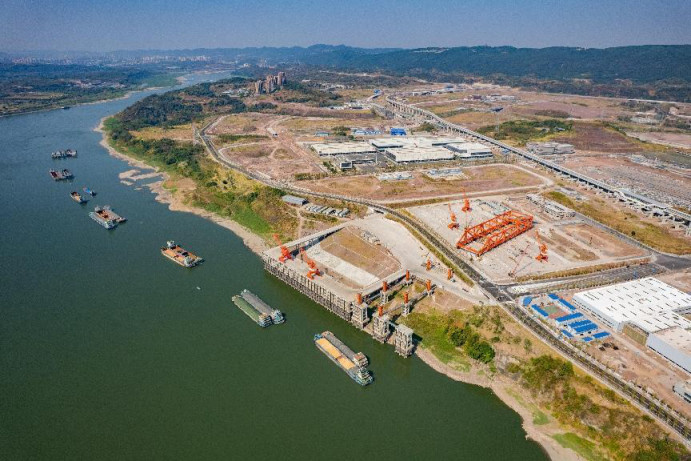 Photo taken on Aug. 20, 2022 shows a busy scene of Guoyuan port, in southwest China's Chongqing municipality. (Photo by Li Hongbo/People's Daily Online)