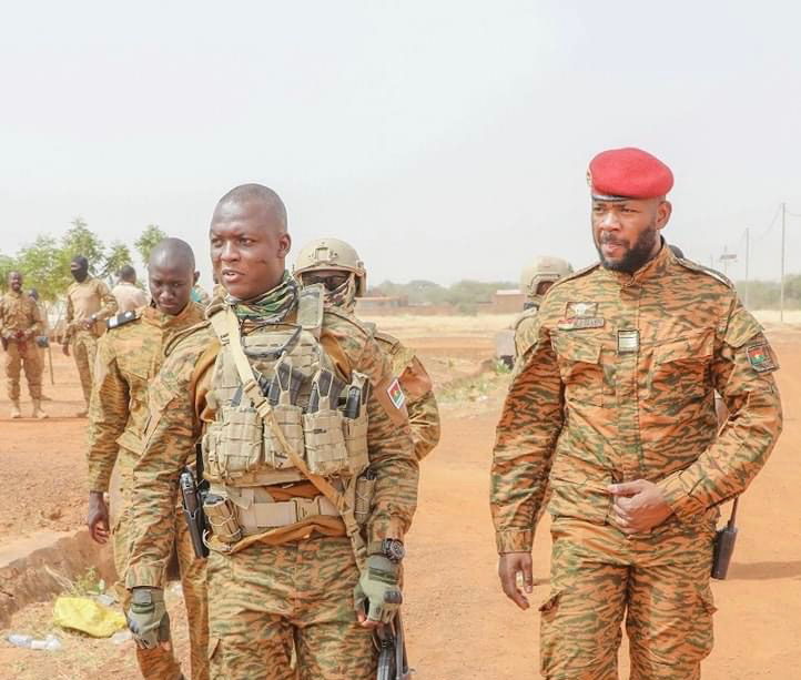 Burkina Faso : le président de la transition au front pour encourager les soldats Burkina Faso : le président de la transition au front pour encourager les soldats