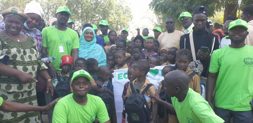 Tchad : Green-Chad offre des kits scolaires aux enfants à N’Djamena Tchad : Green-Chad offre des kits scolaires aux enfants à N’Djamena