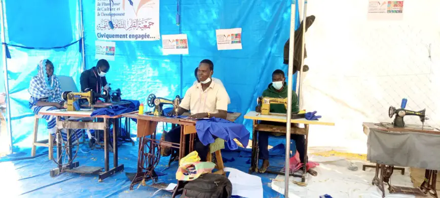 Tchad : dans les camps de sinistrés, des tailleurs à l'œuvre pour les tenues scolaires