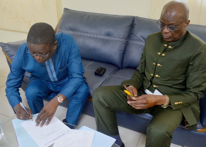 Tchad : passation de service entre Emmanuel Nadingar et Pahimi Padacké à l'ARCEP. © ARCEP Tchad : passation de service entre Emmanuel Nadingar et Pahimi Padacké à l'ARCEP. © ARCEP