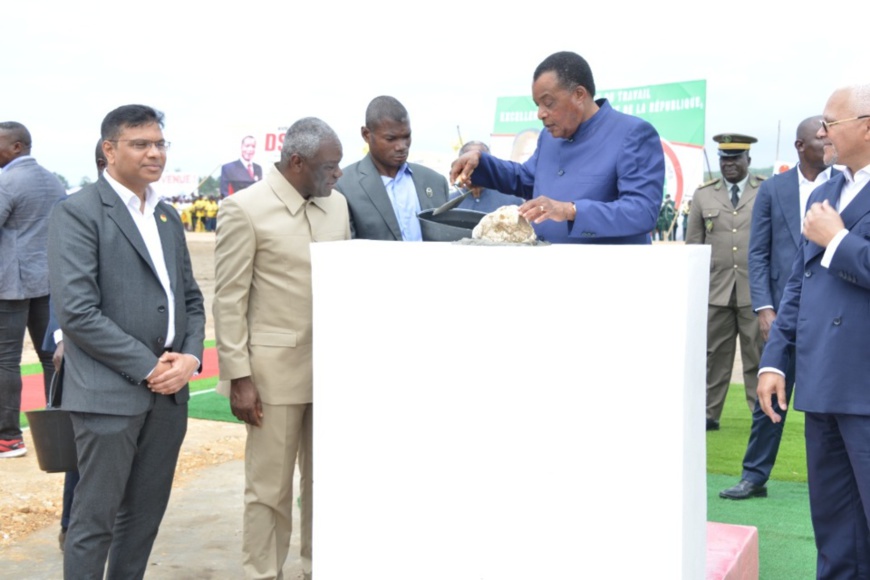 Pose de la première pierre par Denis Sassou-N'Guesso Pose de la première pierre par Denis Sassou-N'Guesso