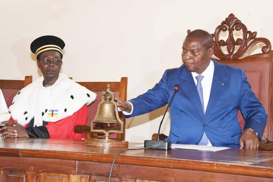 Le président centrafricain Pr. Faustin-Archange Touadéra installe une nouvelle membre de la Cour constitutionnelle à Bangui. © Renaissance