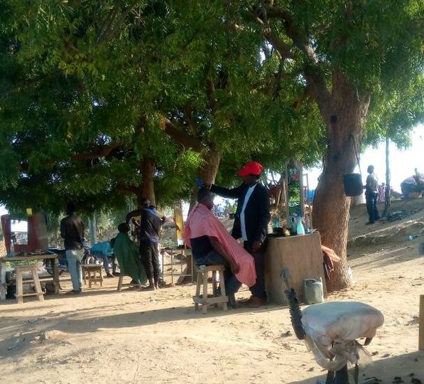 Tchad : la coiffure à l’air libre rend aussi beau