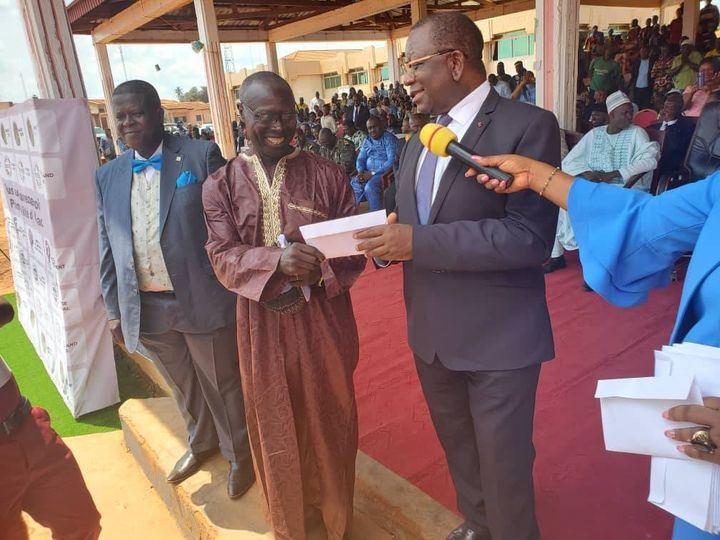 Cameroun : les planteurs de Yakadouma reçoivent 54 millions de la « Prime Paul Biya » Cameroun : les planteurs de Yakadouma reçoivent 54 millions de la « Prime Paul Biya »