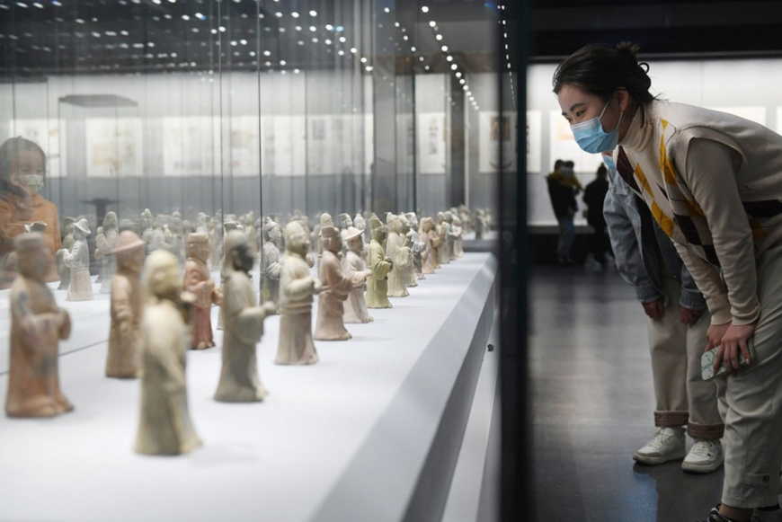 A woman watches cultural relics displayed at an exhibition of Ming Dynasty (1368-1644) treasures held at Fuyang, east China's Anhui province, November, 2022. (Photo by Wang Biao/People's Daily Online) A woman watches cultural relics displayed at an exhibition of Ming Dynasty (1368-1644) treasures held at Fuyang, east China's Anhui province, November, 2022. (Photo by Wang Biao/People's Daily Online)