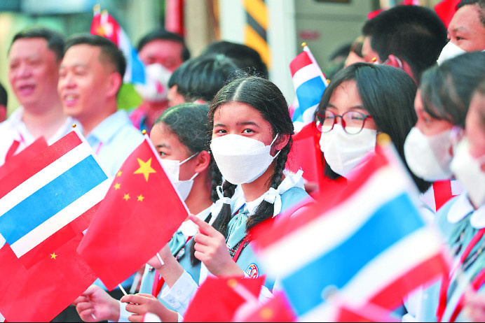 Thai people welcome Chinese President Xi Jinping to attend the 29th APEC Economic Leaders' Meeting in Thailand and visit Thailand, waving Chinese and Thai national flags Nov. 17. (Photo by Yang Ruoyu/Global Times)