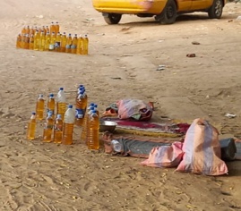 Des bouteilles d'eau transformées en bidons de carburant à N'Djamena. © Ahmad Youssouf Ali/Alwihda Info Des bouteilles d'eau transformées en bidons de carburant à N'Djamena. © Ahmad Youssouf Ali/Alwihda Info