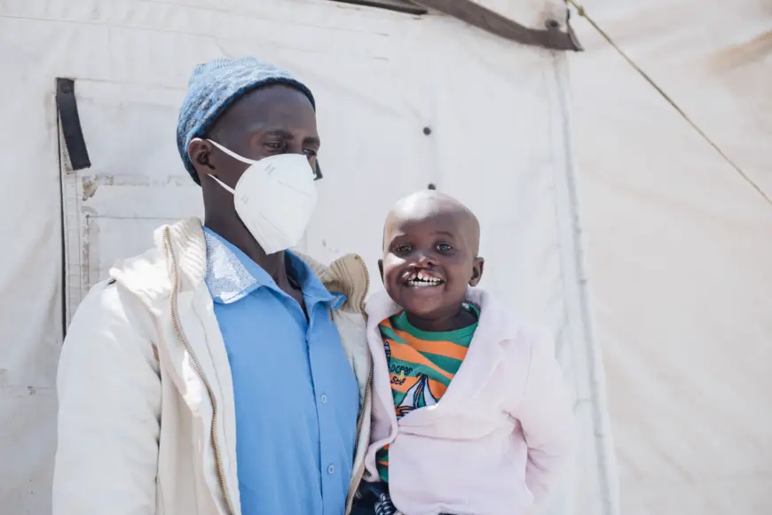 Sénégal : une fillette de 4 ans fait sa rentrée scolaire souriante et confiante après son opération